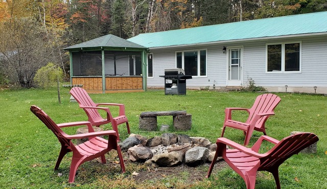 Cozy four Season Addington Highlands cottage in 5 acres, near Bon Echo.