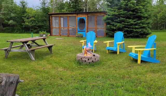 Cozy getaway only 1 hr from Toronto, on a small private lake.