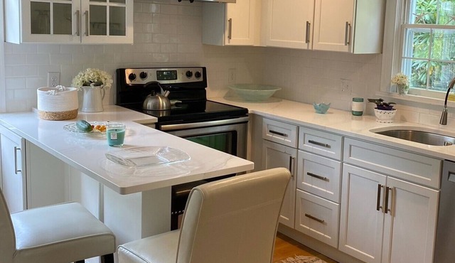 Cozy home, less than a mile to Town Neck Beach, near canal, shops, & dining