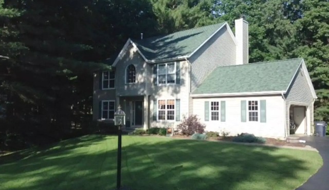 Cozy home near Track and SPAC - great indoor and outdoor spaces