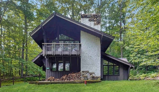 Cozy house in woods w/balcony, bonus room, creek