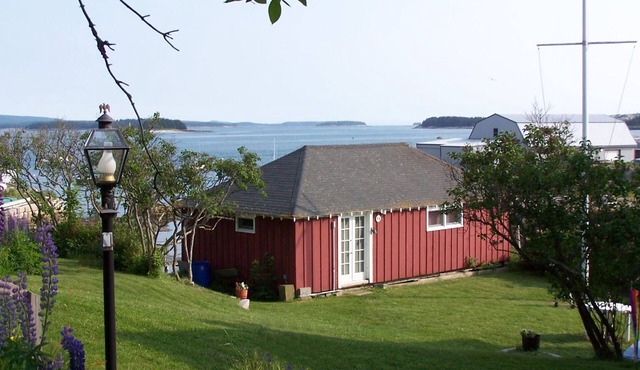 Cozy in-town cottage at harbor's edge w/garden, 4 kayaks, walk to downtown.
