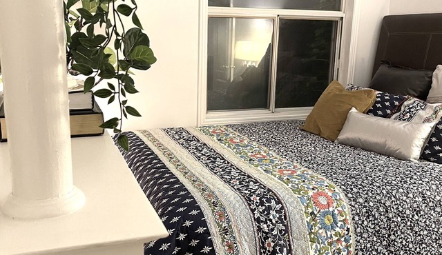 Cozy & Inviting 2 bed suite by Distillery District