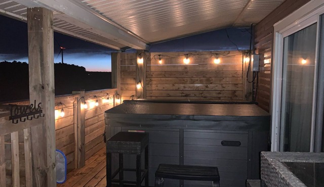 Cozy Lake Erie cottage with Hot Tub, steps to the beach!