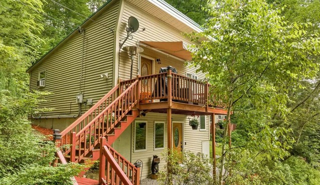 Cozy lake house in Great NH lakes region location and close to everything!