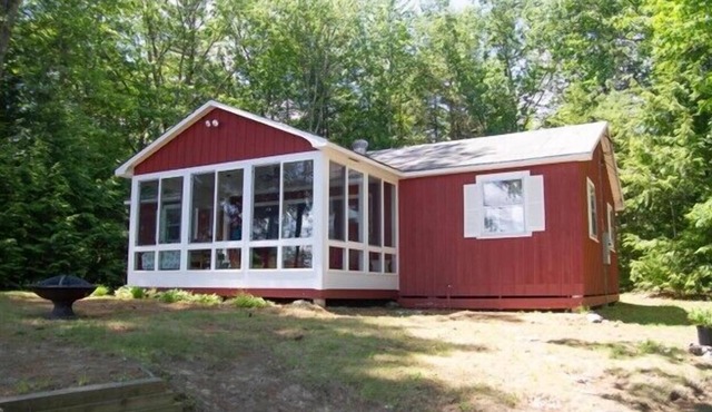 Cozy Lake Winnisquam retreat for 6 with dock and swimming