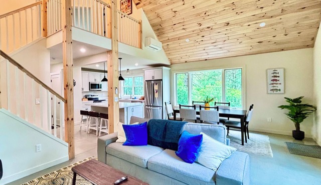 Cozy Lakefront Cabin on Kenoza Lake w/lake access/2 BR/2 Bath/Office