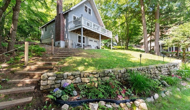 Cozy lakefront cottage with amazing views and private beach!