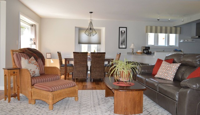 Cozy Lakeshore Home with Sandy Beach: Complimentary Kayaks and Bikes