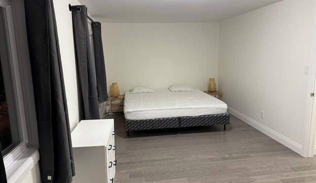 Cozy master bedroom in house in amazing place only kitchen is share with 1 guest
