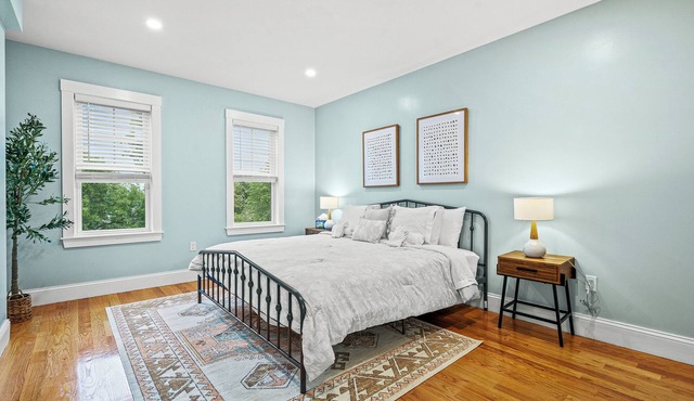 Cozy & Modern 3-bedroom 2- Bath Apartment 2 Min Walk to T