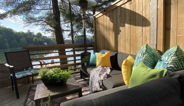 Cozy modern cabin on serene Lac Lacroix