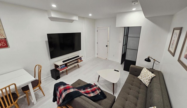 Cozy & modern suite in Toronto - steps from Transit and the Lake!