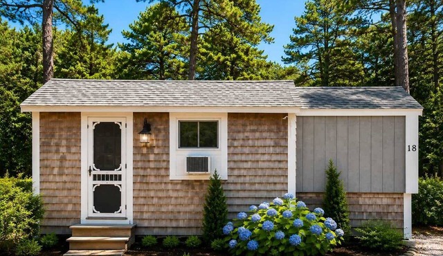 Cozy One Bedroom Cabin on Campground/Retreat