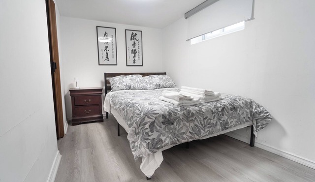 Cozy Private 2 bedroom apartment, free Wifi, free parking in heart of Toronto