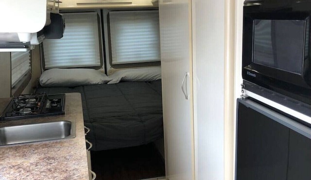 Cozy private camper with hookups, budget base for NYC, bus 2 blocks away