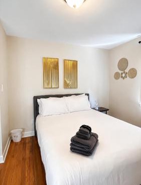 Cozy Private Queen Room 5 with Desk TV and WiFi near Yale