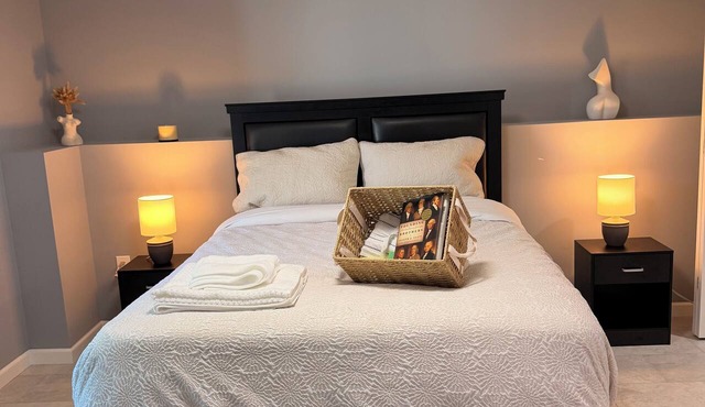 Cozy private room with a comfortable Full-size bed and private bathroom.