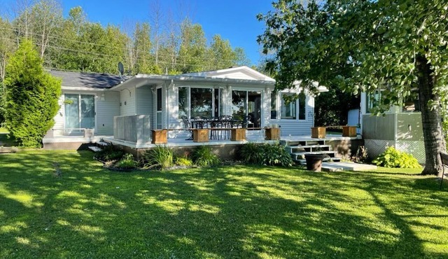 Cozy Riverfront Cottage by Rideau River