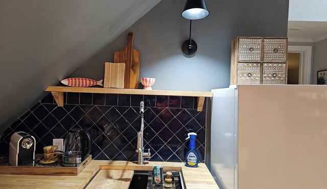 Cozy Riverstone Rafters, with a Tree-top View, AC/WiFi in Charming Guilford