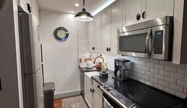 Cozy room in beautiful 3 bedroom apartment in modern building