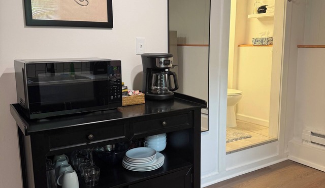 Cozy Saratoga Studio Retreat - Track Season Availability! 10 minutes to downtown
