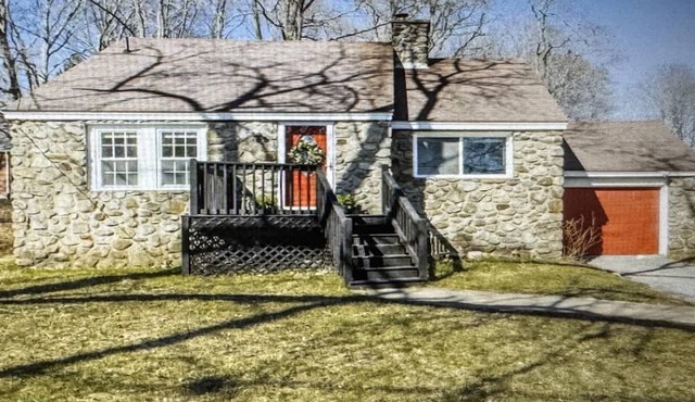 Cozy Stone Cottage with short drive to 3 beaches