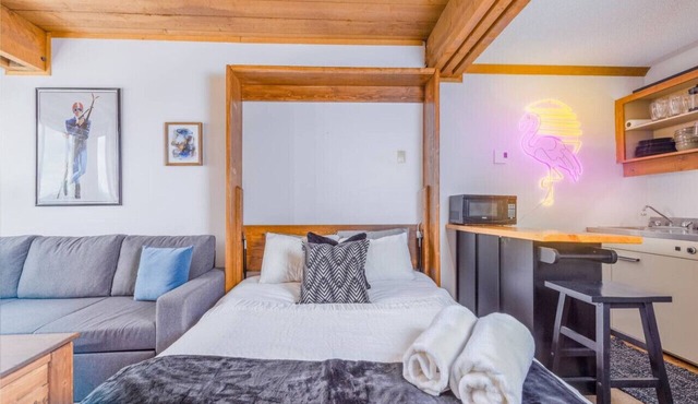 Cozy Studio Mountain Retreat in Beaverdell