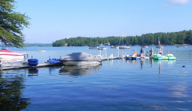 Cozy two bedroom cottage on Lake Winnipesaukee! BREATH TAKING SUNSETS