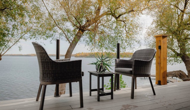 Cozy, Waterfront, Dock, Fire pit, boat launch, gourmet kitchen, BBQ, fruit trees
