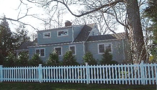 Cozy waterfront Shelter Island house with panoramic views. Pet-friendly!