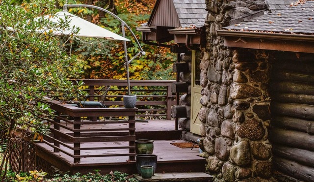 Creekside Cabin: Cozy Getaway w/ Firepit