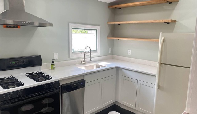 Crescent Beach Cottage - Vacation or Academic Rental