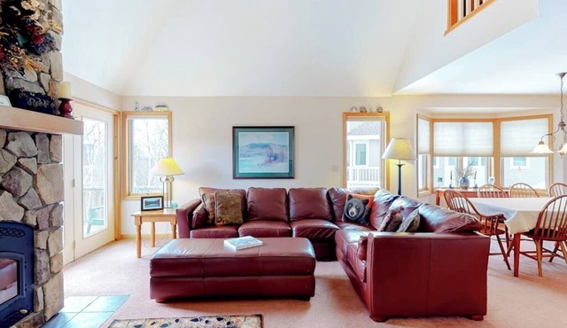 Cute townhome on the slopes with trail access, deck, hot tub & pool
