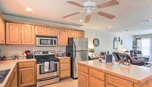 Deck & Lake Access: Cozy Townhome in Eucha in Eucha