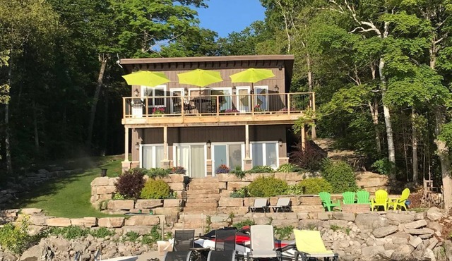 DeerBay Sunset Waterfront Cottage, HotTub, Firepit, clear deep water swimming