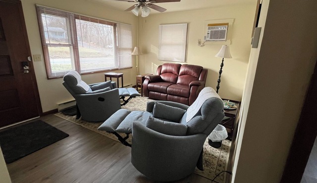 Delightful 2-bedroom apartment with free parking in charming Elkton