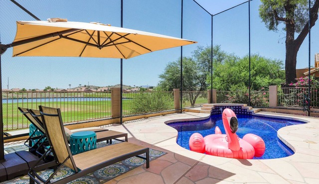 Delightful golf escape with pool, lawn games, pool table, fast WiFi & central AC in Phoenix