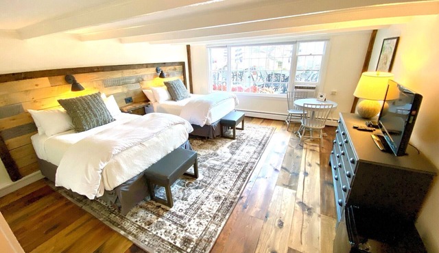 Deluxe 2xQueen in Historic Inn