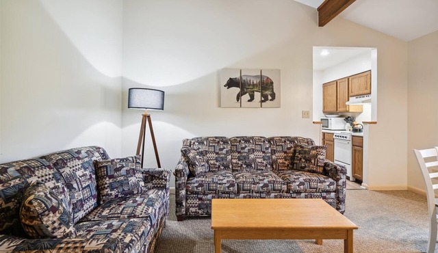 Deluxe One Bedroom Queen Suite on the 2nd floor with outdoor heated pool 202