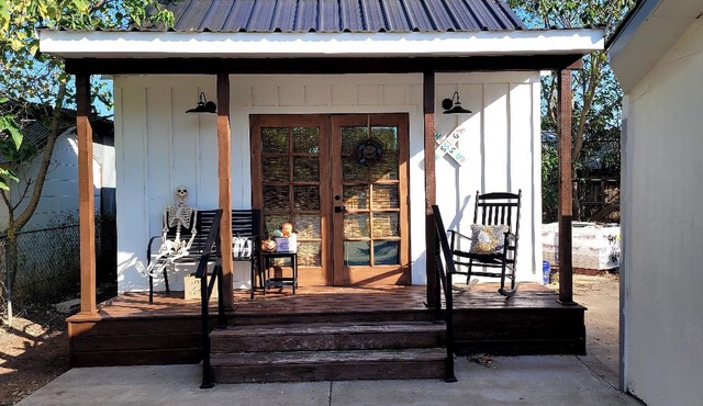Dinosaur Crossing Guesthouse With Loft in Glen Rose