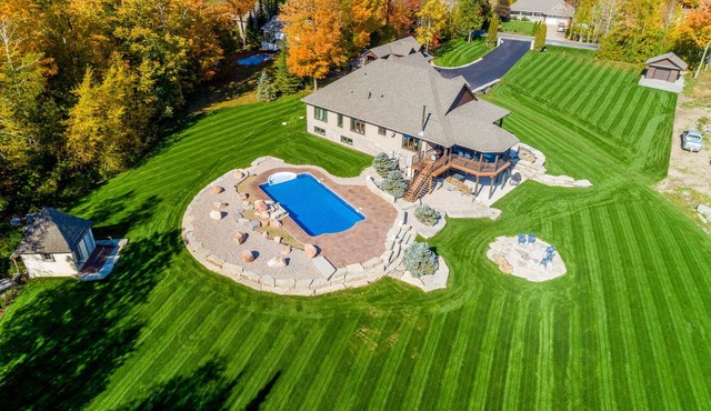 Discover Tranquility: Luxurious 7-Bedroom Lakeside Resort Home in Kawartha in Lakehurst