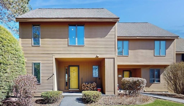 Dog-friendly townhome with views, AC & fireplace - walk to Village of Quechee
