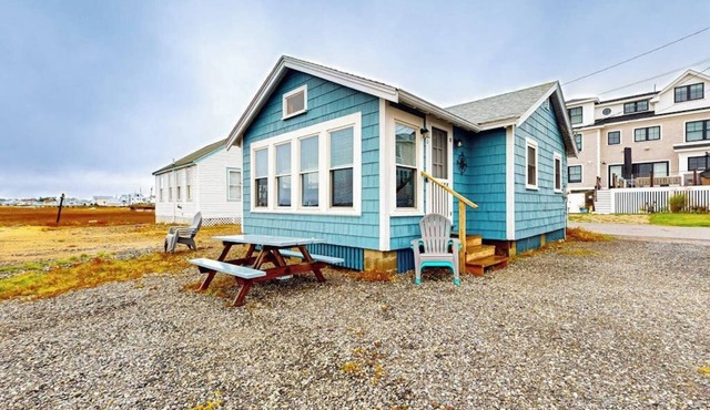 Dog-friendly cottage with amazing sunset views, across the street from beach