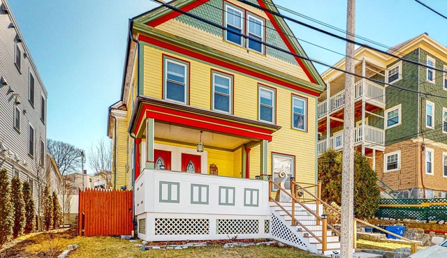Dog-friendly, genuine 1892 Victorian getaway with loft, near the Bay