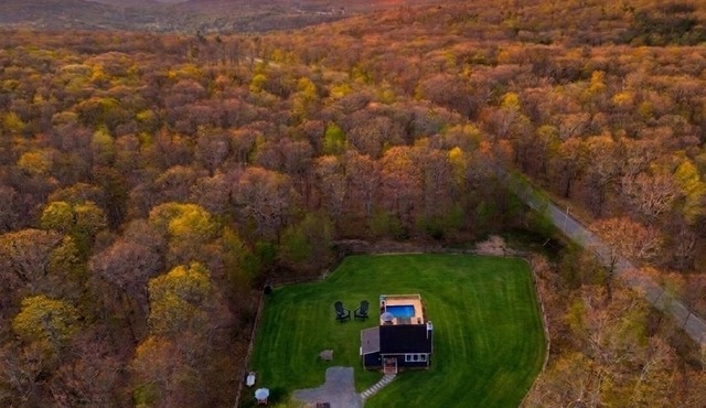 Dog friendly home, fully fenced acre with heated hot tub & pool! No pet fees!