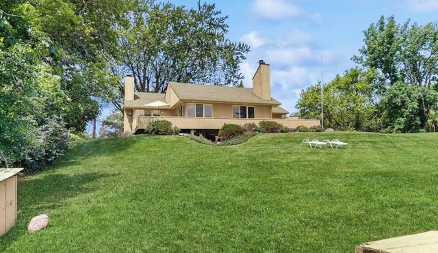 Dog-friendly, home on Lake Champlain with panoramic views of the Green Mountains