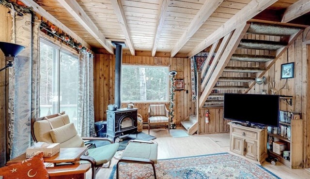 Dog-friendly home with woodstove & W/D - next to golf course and near skiing