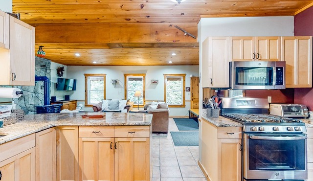 Dog-friendly homes among the trees with two hot tubs & fireplaces - near slopes