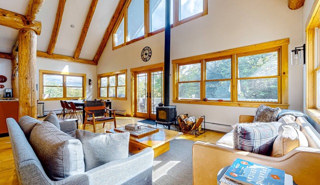 Dog-friendly lodge with game room, 2 fireplaces, kayaks, SUPs & bikes